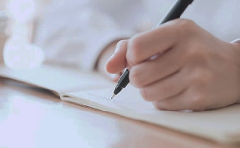 �߶��P(gu��n)�ړ���?sh��)����?/></p>
<h2>�߶��P(gu��n)�ړ���?sh��)����?</h2>
<p>����������ī÷�ŗ��˽k������ҹ�����hѩ�Ķ�����ɢ�l(f��)��һ�|�������������S��������ʧȥ������o�oϢ�������Ԋ�����oԹ�ԓ������F�ֵ��峿��ꖹ����ڰ��gʯ���ϣ���һ���n�Ϻ�Ĺ�퍹�����</p><p>���������������h�m�r���I���L�W�_���������_�vʷ�ĕ�������ֿ�Ҋ�ǓQ���Ѿ��Ľ^ɫŮ��������P(gu��n)·�Ϲε���Ӱ������Į��ֱ���L�����ՈA���Ǻ����f����L���˕rҲֻ���r�г���Ę�ϵĵ����ļ�į����ηŗ��G���A�Ӷ��еĹ��l(xi��ng)����ηŗ��L�L�y�ƶ����]�������L������ηŗ�������ƽ���A����m?������Ѫɫ��ꖹ��ճ��Ĵ�Į��¶���A�˃A�ǰ��΢Ц�����Ҫ����؟����Ҫʹ�����������`Ϳ̿��Ҫʹ���տ��԰��Ә��I(y��)����顭����������S�o��ƽ����������һ�����Ҹ��Qȡ��(zh��n)�y�еĺ�ƽ�������Ǵ�Į���L�е���һĨ÷֮������</p><p>�������M���S���ѷe������������L�����������o�o����Ϧ�б�µĴ�ǰ���{����һ���������o�Z��������������(zh��n)�y���H�˵��xɢ���������c�������x���e�ĳ����������һ��Ů�������@������x�āy������������?����������g�ԟo����Ц��ɣ���f�МI����������鶮�����Դȱ������ȱ������ԓ��������ь��w���̵Ŀ|�|˼��������һ�䡰�������˽ܣ����Ԟ���ۡ������������п�ʹ������ʹ�໯��ϯ�����L���o�����Ԋ���S����</p><p>������һ���������o�o�ĺ�������ʲô�������룬ʲô�����Բ��롰�������������������A�@����߅�p����ɫ���󽭖|ȥ���ԱM��ǧ���L���������������K�Y���_Ԋ����С�ۏĴ�����������������������Ȼ�������������ǧ����e�������£����������ˡ��ĺ�����������ؐ��Ҷ��@�����`�����O�ĺڰ����I���Ó������ѵ�������������ʧ���İ��������[�ĳ����Џ����Ȫӳ�¡�</p><p>�����������Ó���؟������?sh��)����飬����ʹ���������ſ���һ�?</p><h2>�߶��P(gu��n)�ړ���?sh��)����?</h2>
<p>����С�r������һ����Ȼ���ƣ���һֻ��Ȼ���Q���p�����ɲ���Ҫ���������������������F(xi��n)������һ�ҳ��d��ϣ���Ĵ�����һƥؓ����������R������ʹ�ҵ��������Щ�S��������Ҳ׌�Ҹ���Ŭ���ԏ���������һ�Σ�׌�����׌W������������u���L���W��������������δ����</p><p>�����������ώ�����������ұO(ji��n)����ֵ�������ώ���Ŀ���������S����������и����µ����θС����꼉�MҪ��������һ��Ҫ����΄�(w��)�������挦�ώ������󶣇ڣ���������(j��ng)�ĵ��c�c�^�������]�X��Ԓ�ķ�����</p><p>�����ŌW�ˎׂ�ֵ�������ώ����������������Õ���������Ⱥ����֮����ʣ�µĎׂ�Ҋ���������Ҳ�ȥ׷����ֻ�ͽ���o�������ɵ�Թ�d���������������]�˿τ��ִ������Ҋ������ɢ�Ę��ӣ�һ�뵽�������I(y��)�؄e��������ֹ�o���������ɴ�˦��һ�䡰�������ֲ�����ֵ�����ұO(ji��n)����������ж��?li��n)����߳��˽��ҡ�ֵ������Ҋ��һ�ߘ���͵���p����핿��g�������B�Fɢ��</p><p>�����ڶ���һ�M�����ұ��X�첻����������Ť�����Ͽ�Ҋ�鼈�����ϴ�������ʯ�����[�[�l(f��)�������K�����ώ�����վ���v�_߅�����Fʯ��Ŀ����˪������oҧ��һ�Բ��l(f��)���@Ȼ̎�ڱ��l(f��)߅������Ӳ���^Ƥ���M�������ɵ�늹����R�����^�����҇��õ��^��Ŀ��Ų���_���ӡ���֪�^�˶������ ����һ��һ�ֱų��@��Ԓ�����@�c���鶼��������?�]�Г���Մ�γ��L!�����ٽo�ұO(ji��n)��!�����ֶ�͸���F�Tͻ�������Q�����������صز�����������</p><p>�����D(zhu��n)���ֵ��ŌW����Ҋ�����(sh��)ͬ�W���f��Ц���~؞���������治�������ǧ�x�������Λrֵ���������ұ��ώ����u��һ������ЦԒ�ҟo�������M���u���ɻ������]�Г�����Մ�γ��L?���Ǿ���ص�ߵ��ʎ��������У��ҵ�Ŀ�����r׃�÷���Զ�������Ĩ�����ҿ�������������Ը�Լ����c���cҲҪ������؟��������?gu��)��ӣ�ֵ�������K��Ҳ̤���ظ��������������������ﴰ���׃��������Ϲ���b�����B�T���i���W��������y�⡣����ٝ����ο�������ąsʮ�֝M��������ҵļ��Ҳ�ܓ���һ��؟�Σ��ҽK���������ړ����г��L��������</p><p>�������L��Ҫ�������������������ܠI���ͥ���Ҹ�?���ܿ�ס������L��?�����ܽ��O(sh��)�������������?�¸ҵ�ȥ�����ɣ��҈��ſ���һ�����҂����ړ����г��L�����L������ė������Ժ���</p><h2>�߶��P(gu��n)�ړ���?sh��)����?</h2>
<p>��������С�Ę��罛(j��ng)�v�L���L�Ʌ��������挦�������،������ǰ�е��˓���һƬꎛ�;���o���Ļ�����(j��ng)�v���L�ē�ο��չ�_Ц����挦�k���Ĵ��������،���o�H��ԭҰ����һ�N�ɫ;����СϪ��(j��ng)�v�q�µ�'ϴ�Y��׃�����ϴ����挦�|韵Ĵ�أ����،��齭ɽ����һ���ۜ��c��������������Ȼ������С�o֪���҂���(j��ng)�v��ĸ�����L��ѭѭ�̌���֪�Y�������挦�����҂�Ҳ�،�����؟�����҂��ļ��^���d�����ˌ��҂���������������L�Ѵ���҂��ѽ�(j��ng)վ�ø��߿��ø��h���@׌�����ף����L��������ɾ��Լ�����I���ˡ�</p><p>�����Ǳ����ځy��֮�У��đ����µĿ��Ӳ�������õČ��Ն�?���ǂ����ˡ�����̝�\���ļ����y��������(zh��n)��������ѻҝ����˂������`��������hâ�Ѵ̂����˂������|�������ŭ����׌�˂��γ����p��׃���ȼt�����´�ͬ�İ�����ȥ����Ѫ�h�������L����������ī�س�˼����K���嶷֮�Wȥ������ƽ�y���������������������һ��һ���ĈԶ����Ƶı������T��֮�g�����@һ·�ϣ�·�ϵ��L�m�S�������ČW�R���A����µ���ˮ����������`�꣬�˂����S���������}�ʱ��ӵ���Ӱ���ӈԶ���������־�����ڳ��L������ͬ���~���Ĳ������vȻ�����sʼ�K�ڲ���ǰ�С���K���ɞ���˼���ϵ����(q��)���ɞ��ˌW�g(sh��)�ϵ�̩�����������ÝM���ČW�R����ˡ����c�Y���������c�Ρ�������֮�����������˿�����µ�؟�Σ�����������ҵ��d���鼺������K���P���������ڳ��L���ړ��������ɾ����Լ�����I��������</p><p>�������ޖ|ָ���Ĳ��ѵ���ʼ�������������������(zh��n)�������v�M��Ұ����������������ؓ���˽y(t��ng)һ������������Ԋ���������������·�ƽ���µĉ�����������ŕ��볯�鳼Ȼ����ϵ�������Ҟ���Ļ�ȥ�������������һ��ʮ���y(t��ng)����܊���������ŕ���đֱ�ԣ�����ūδ�������Ԟ�ҡ���չ���Ž���ǧ�ł���֮�˱؞���־�c�������^֮��ƽ�������������и�����������Ҳ�����˸��ص�؟����</p><p>�����҂��ڳ��L������ľG�~�׶ȿݘs���r�g���҂������������˺��E��׌�҂������҂��ѽ�(j��ng)��ͬ���҂��ļ��Խ��Խ�����҂���؟��Խ��Խ������һ�����L�c��������˼�����h����һ��Ӣ����������ʿ�����w�����I(y��)���eʿ�w�ͳ���ǧ���������r�����҂���Ҳ�������x����</p><div   id=